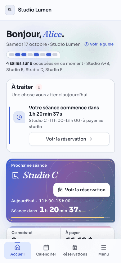 L’accueil d’un locataire sur un téléphone : une salutation, une bande qui montre quelles salles du studio sont occupées, une carte « À traiter » avec la séance à venir aujourd’hui et son décompte, puis la carte « Prochaine séance ».
