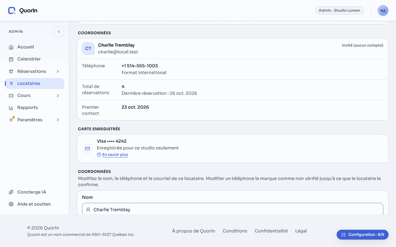 La fiche d’un locataire dans Locataires : la carte Coordonnées avec son nom, son téléphone et son nombre de réservations, puis la ligne « Carte enregistrée » : Visa •••• 4242, « Enregistrée pour ce studio seulement », et un lien « En savoir plus ».