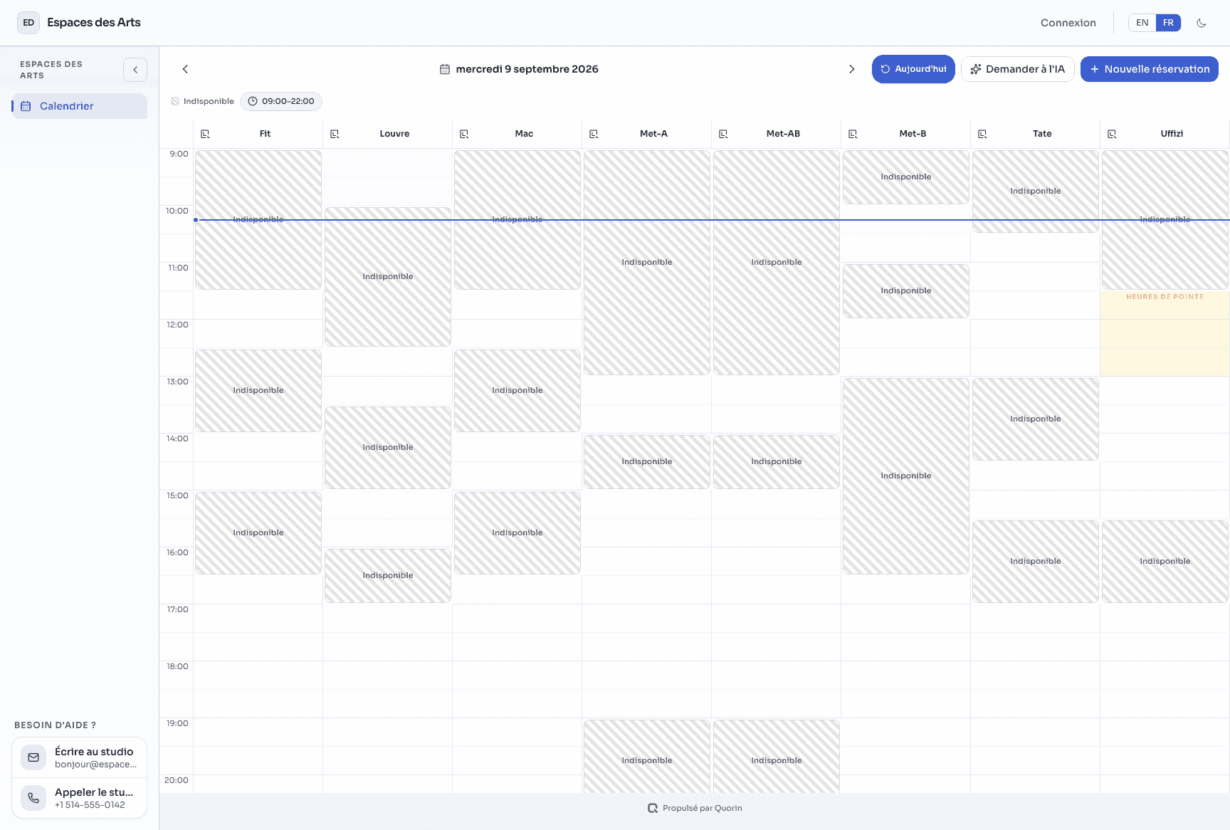 Un locataire qui choisit une plage libre sur le calendrier de réservation public d’un studio